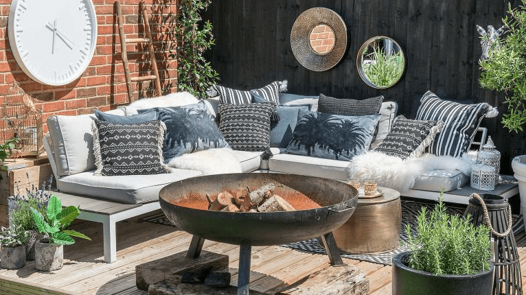 outdoor lounge and firepit